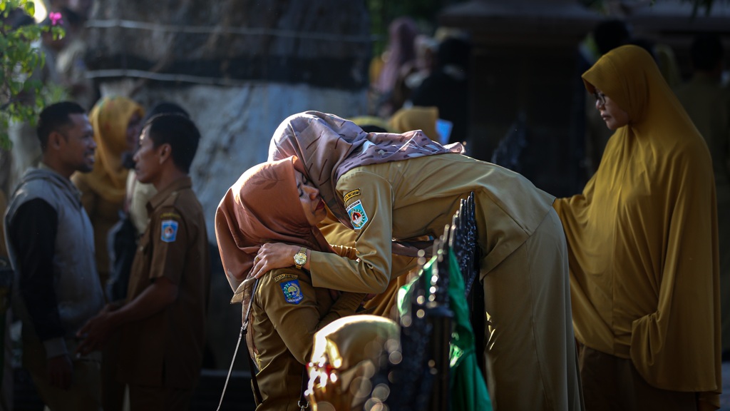 MULAI BEKERJA : Pegawai lingkup pemkot Mataram kembali bekerja pasca libur lebaran yang panjang.&nbsp;
