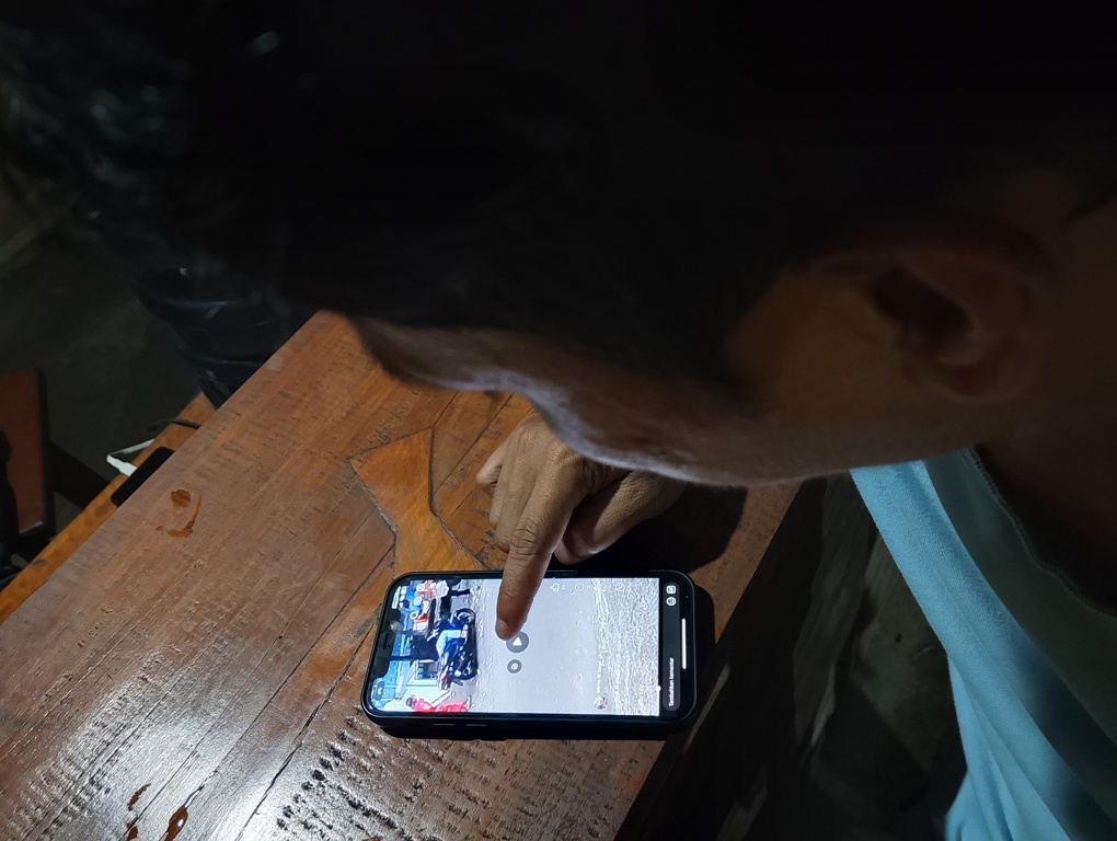 BURU PELAKU: Seorang menonton aksi jambret yang viral di media sosial. Peristiwa tersebut terjadi di depan salah satu Supermarket di Dasan Agung, Selaparang, Mataram, Selasa (8/4).