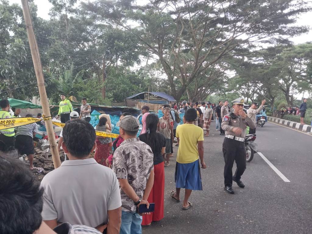 KECELAKAAN:Truk mengalami kecelakaan menabrak pedagang buah di jalan raya by pass wilayah Kuripan Lombok Barat, Selasa (8/4).