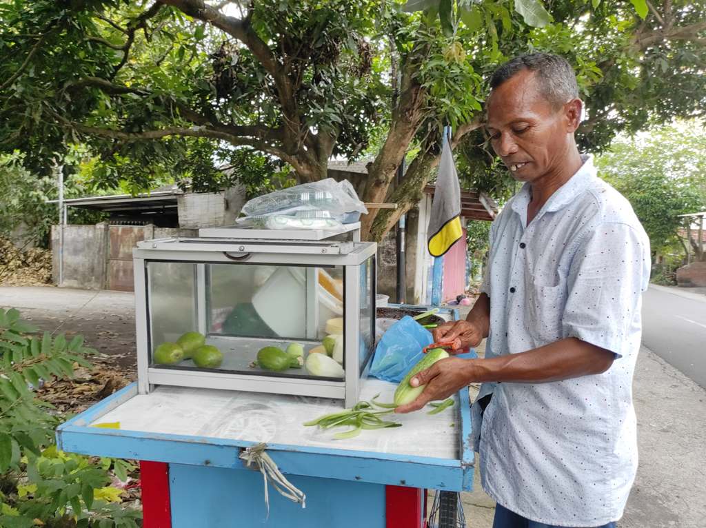 UNTUNG BESAR: Abdurahman, salah satu penjual rujak di kawasan Merembu, Lombok Barat, Selasa (8/4).