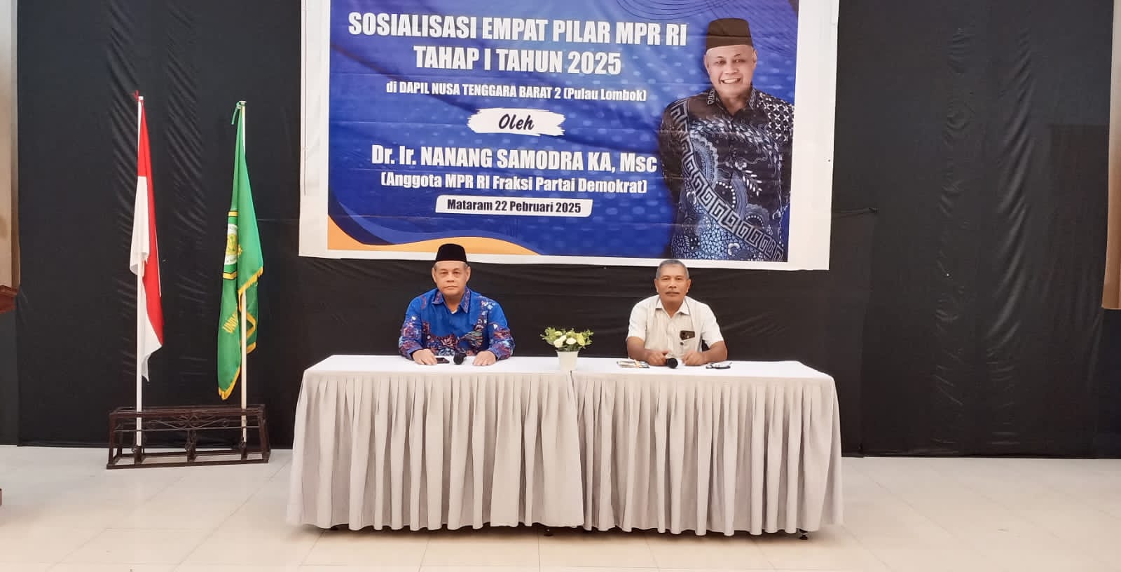 Anggota MPR RI Dr H Nanang Samodra (kiri) memberi penjelasan dalam Sosialisasi Empat Pilar MPR RI di Universitas Islam Al Azhar, Mataram.