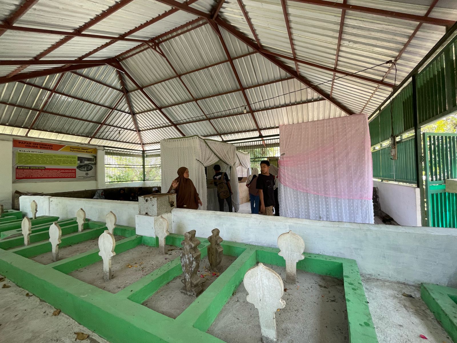 ANTUSIAS: Sejumlah peziarah saat mengunjungi makam Habib Husein di Makam Bintaro Ampenan, Senin (7/4/2025