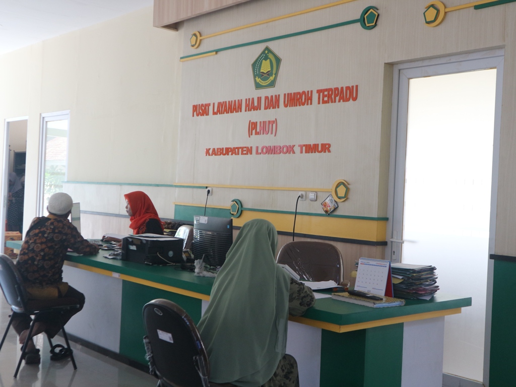 LUNASI: Sejumlah jamaah calon haji di Lotim saya mengurus administrasi pelunasan di Kantor Kementerian Agama (Kemenag) Lotim.