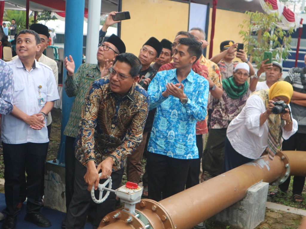 RESMIKAN: Para pejabt, termasuk bupati Lotim dan direktur PDAM Lotim saat meresmikan SPAM Pantai Selatan, beberapa waktu lalu.