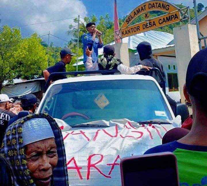 DEMO: Puluhan warga menggelar aksi di depan kantor Desa Campa, Kecamatan Madapangga, Bima, Selasa (8/4).