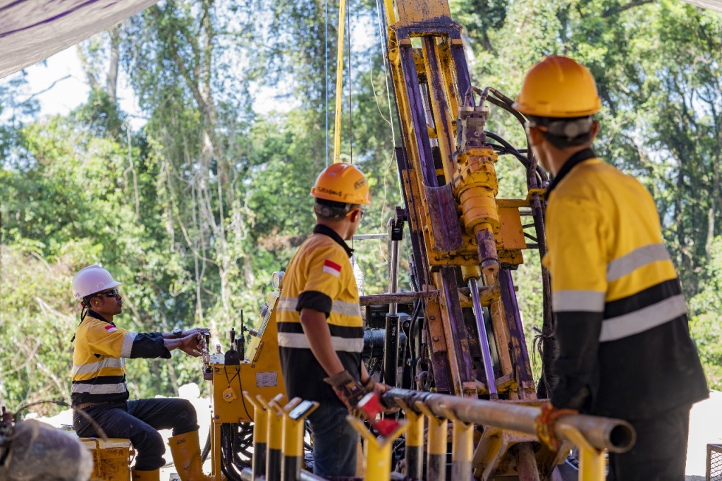 PROSES EKPLORASI: Karyawan PT Amman Mineral melakukan eksplorasi di blok elang, belum lama ini.&nbsp;