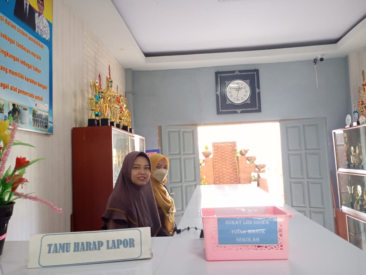 MULAI MASUK: Dua orang guru SMPN 1 Mataram saat piket di loby sekolah setempat, Selasa (8/4).