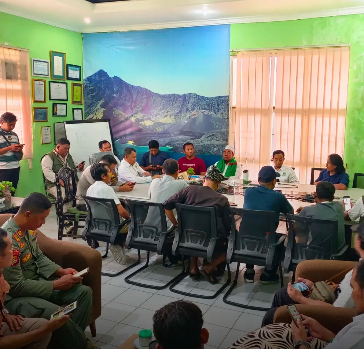 SAMPAIKAN TUNTUTAN: Audiensi yang dilakukan aliansi pelaku pariwisata dan masyarakat lingkar Rinjani dari Lombok Utara di kantor Balai TNGR, untuk menuntut penambahan kuota pendakian, Selasa (8/4).