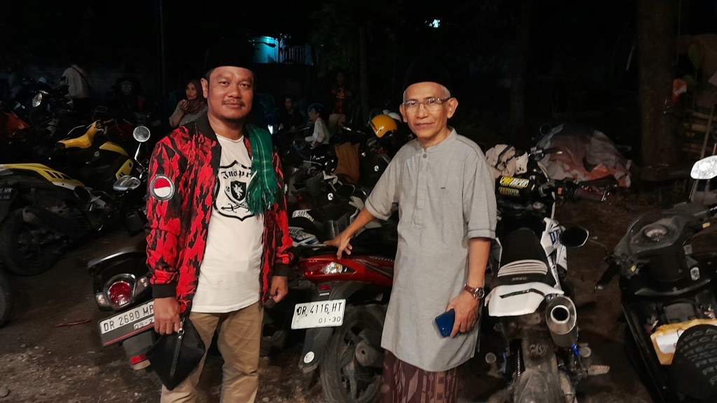 TANTANG GUBERNUR: Kepala Desa Senggigi sekaligus Ketua Apdesi NTB Mastur (kanan) bersama Kepala Desa Batu Kuta Edi Anshori meminta gubernur&nbsp; mengambil kebijakan melakukan pemutihan.