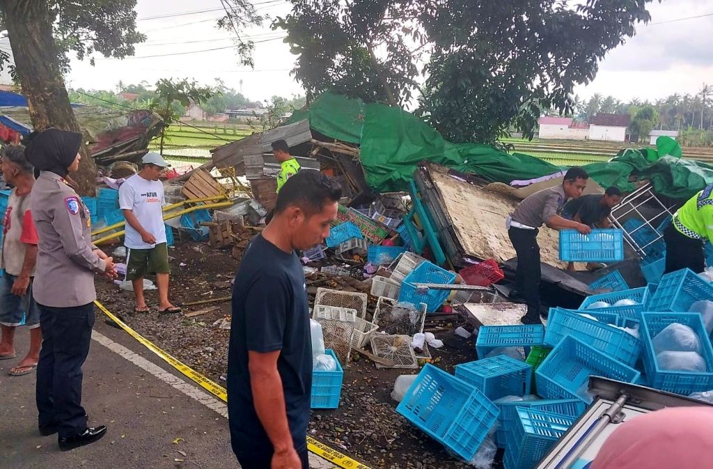 MASIH DISELIDIKI: Polisi masih melakukan penyelidikan terhadap kasus kecelakaan yang memakan korban jiwa di jalan by pass bandara wilayah Kuripan, Selasa (8/4).