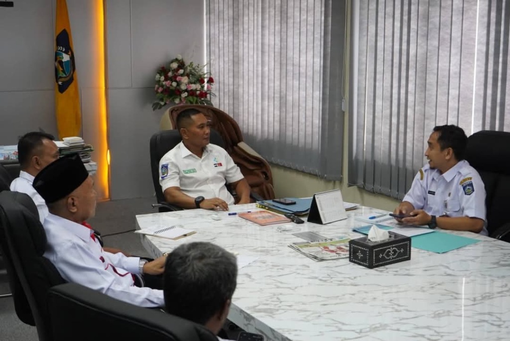 RAPAT: Ketua PMI NTB dr Lalu Herman Mahaputra memimpin rapat penunjukan Plt PMI Lobar, Rabu (9/4).