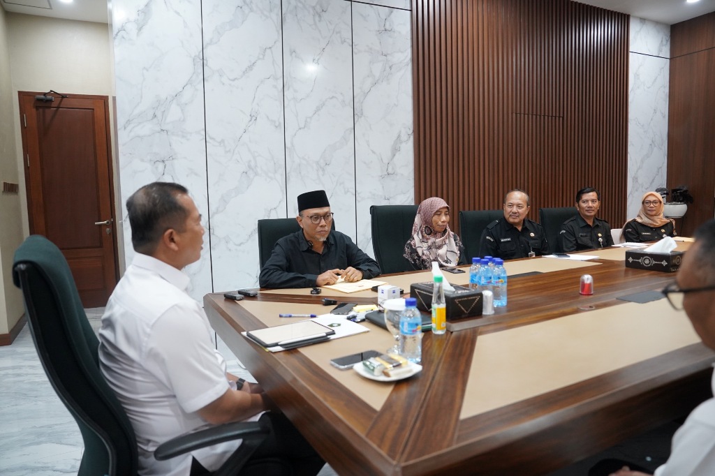 USULKAN PROGRAM: Ketua KPU NTB Muhammad Khuwailid (dua dari kiri) menyampaikan usulan program tahun 2025 pada Gubernur NTB Lalu Muhamad Iqbal di Kantor Gubernur NTB, Rabu (9/4).&nbsp;