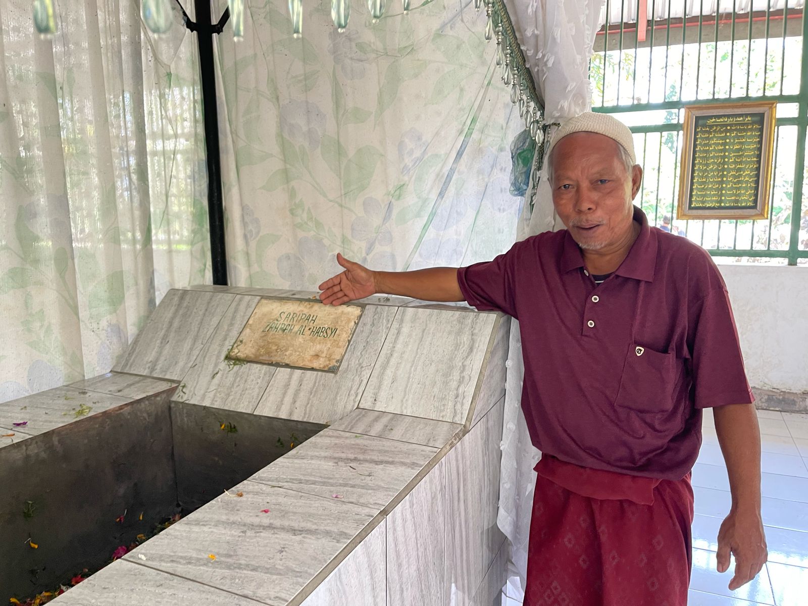 SETIA MENJAGA: Abah Salim menunjukkan makam Habib Hussein di kompleks Makam Bintaro, Senin (7/4).