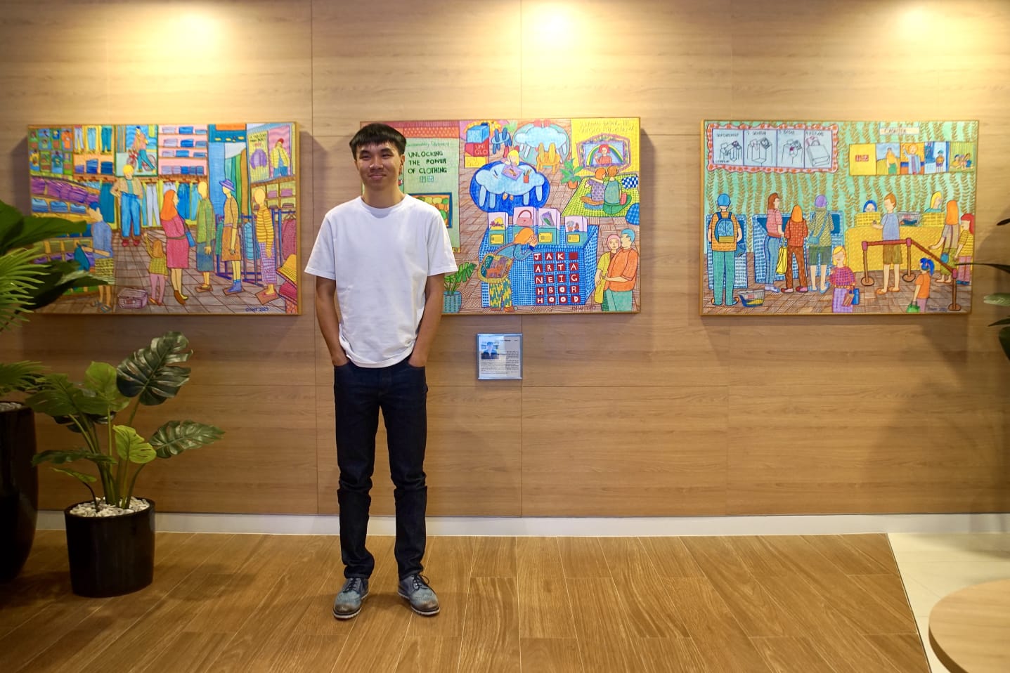 INDAH: Tampilan sudut kantor UNIQLO yang memajang lukisan hasil karya seniman disabilitas Oliver Wihardja.