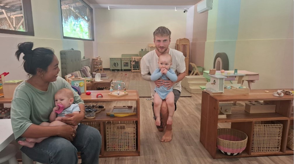 MENYENANGKAN: Joshua (kanan) menggendong bayinya bernama Carlo di ruang bermain anak di area The Well Lombok, Kuta Mandalika, Lombok Tengah, Rabu (9/4).