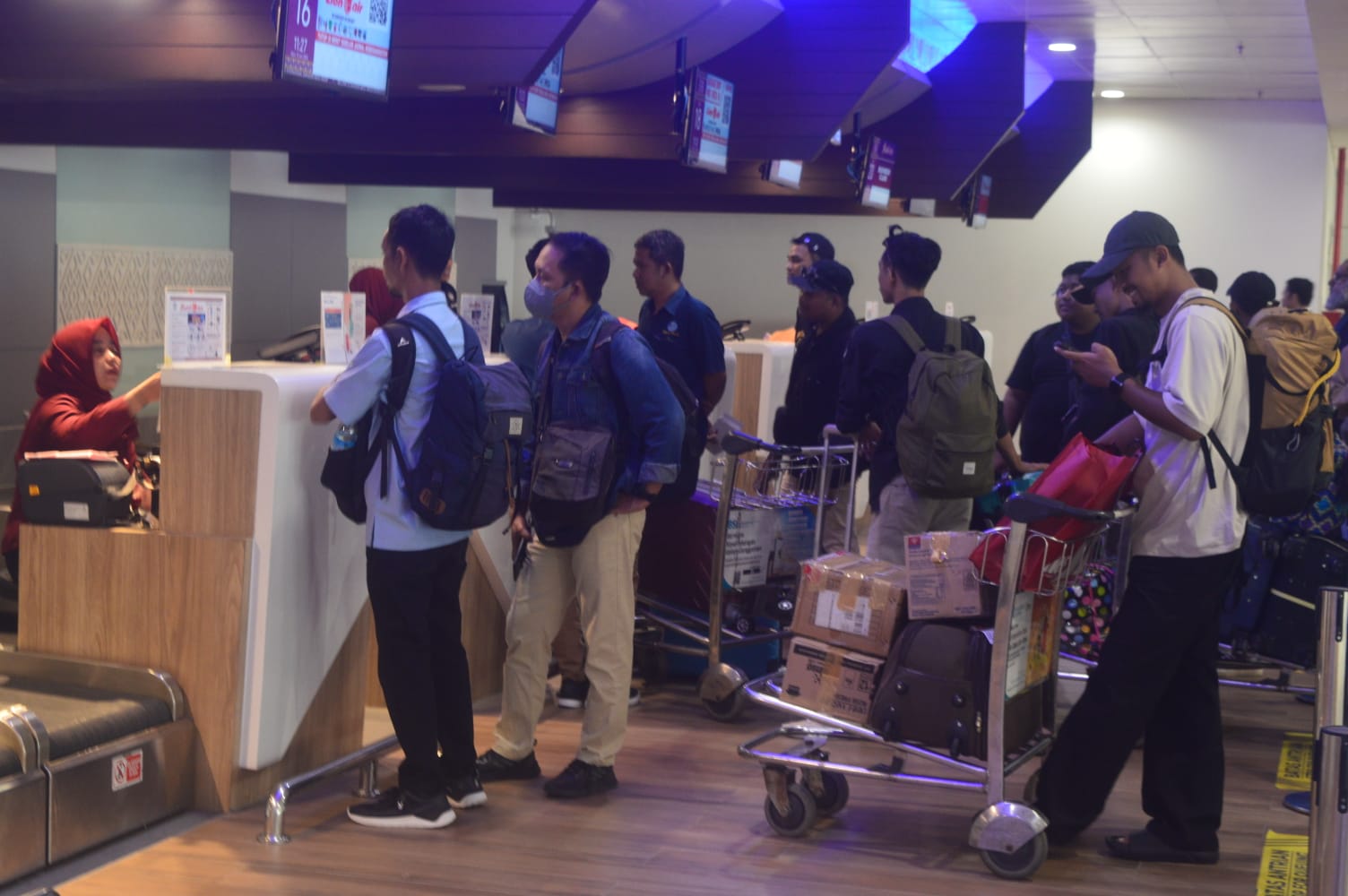 BERANGKAT: Para penumpang yang tengah melakukan check in penerbangan di BIZAM, belum lama ini.