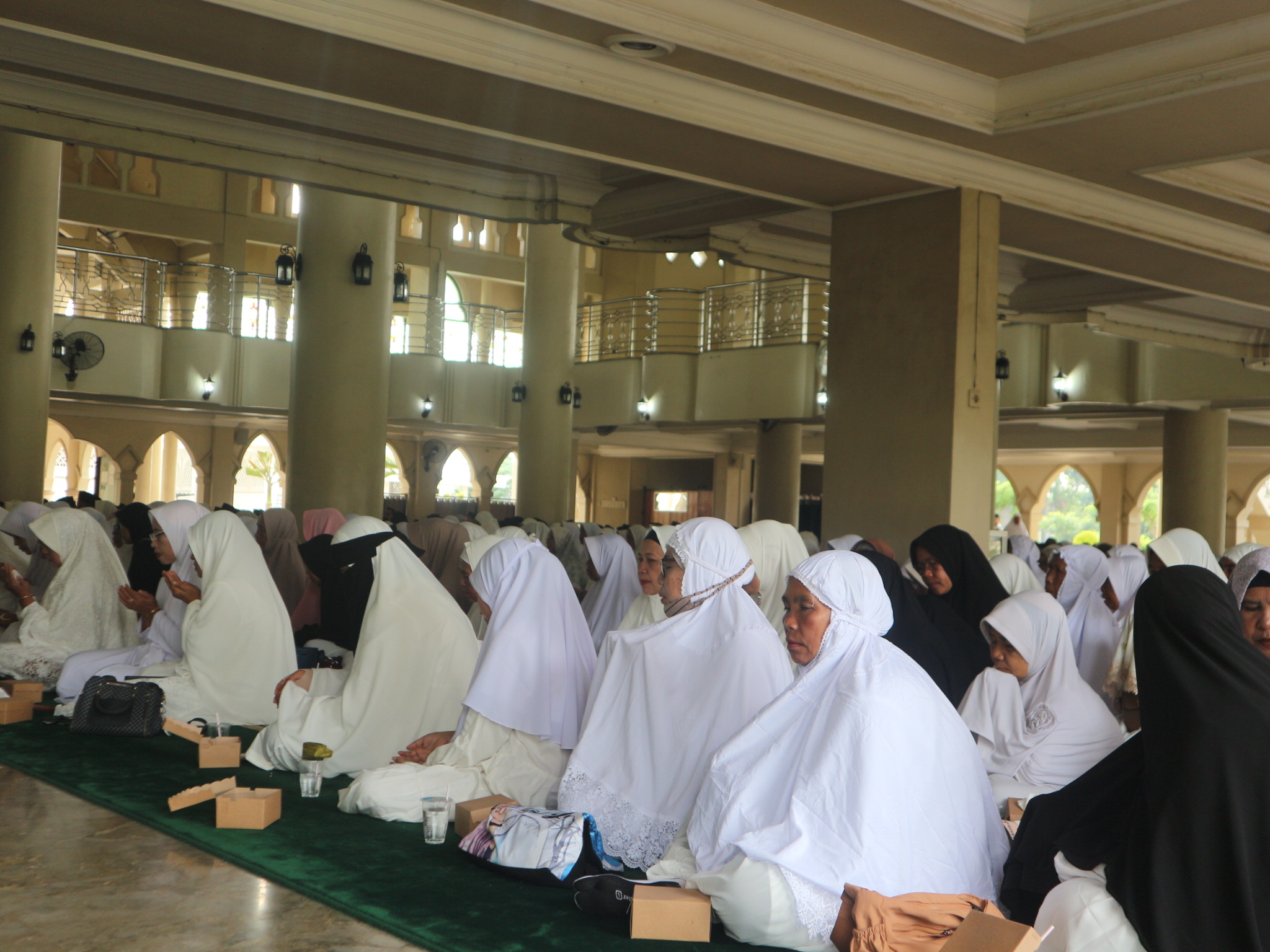 KHIDMAT: Sebanyak 840 calon jamaah haji asal Loteng mengikuti kegiatan manasik haji tingkat kabupaten di Masjid Agung Praya, Loteng, Rabu (9/4).