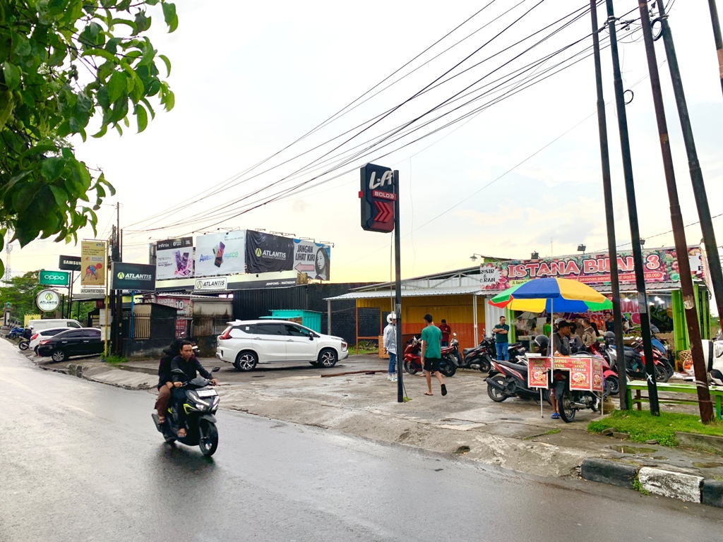 RAMAI : Tampak depan toko buah dan toko smartphone yang ada di pinggir jalan Gajah Mada yang rencananya akan dibebas lahankan sebagai kebutuhan pembangunan kantor wali kota mataram.