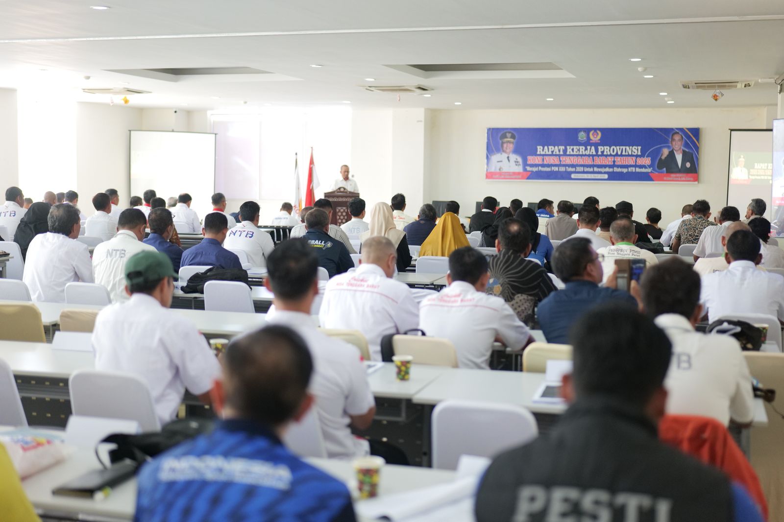 BUKA: Sejumlah perwakilan cabor dan KONI kabupaten/kota mengikuti pembukan Rakerprov KONI NTB, Kamis (10/4).