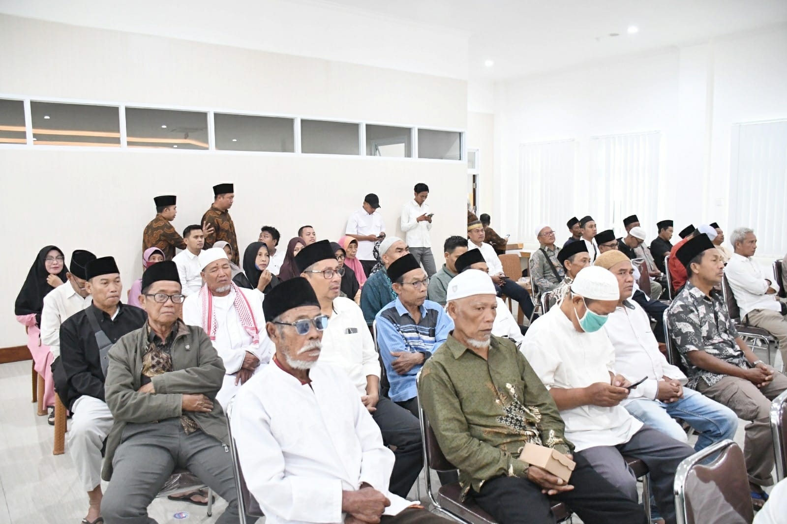 BERANGKAT: CJH KLU mengikuti pembukaan bimbingan manasik haji di aula Kantor Bupati, Rabu (9/4).