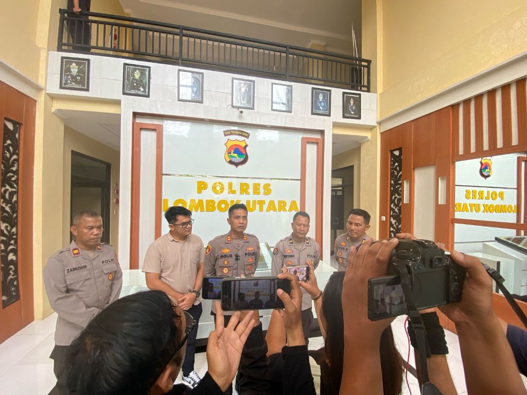 BERIKAN PENJELASAN: Kapolres Lombok Utara AKBP Agus Purwanta memberikan keterangan di kantornya terkait penyerangan Mapolsek Kayangan, beberapa waktu lalu.&nbsp;