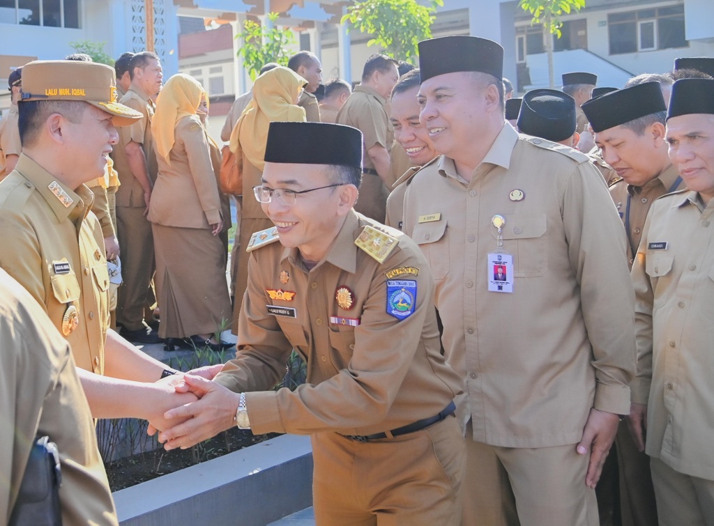 HALAL BIHALAL: Gubernur NTB Lalu Muhamad Iqbal menyalami para pejabat dan ASN Pemprov NTB dalam halal bihalal di Lapangan Bumi Gora, Kantor Gubernur NTB.&nbsp;