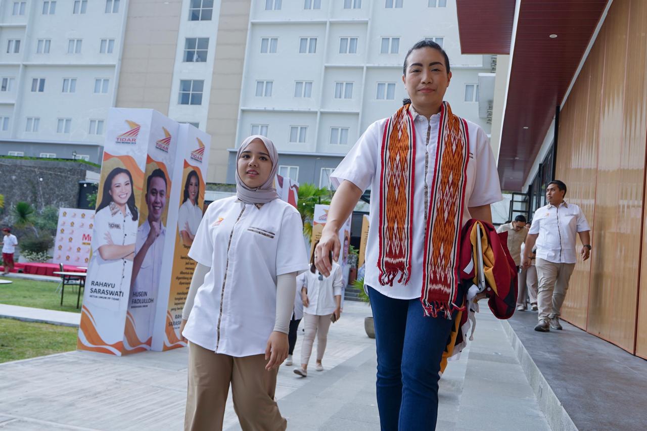 Ketua PD Tidar NTB Rannya Agustyra Kristiono saat mendampingi Ketua PP Tidar Rahayu Saraswati Djojohadikusumo dalam sebuah acara.