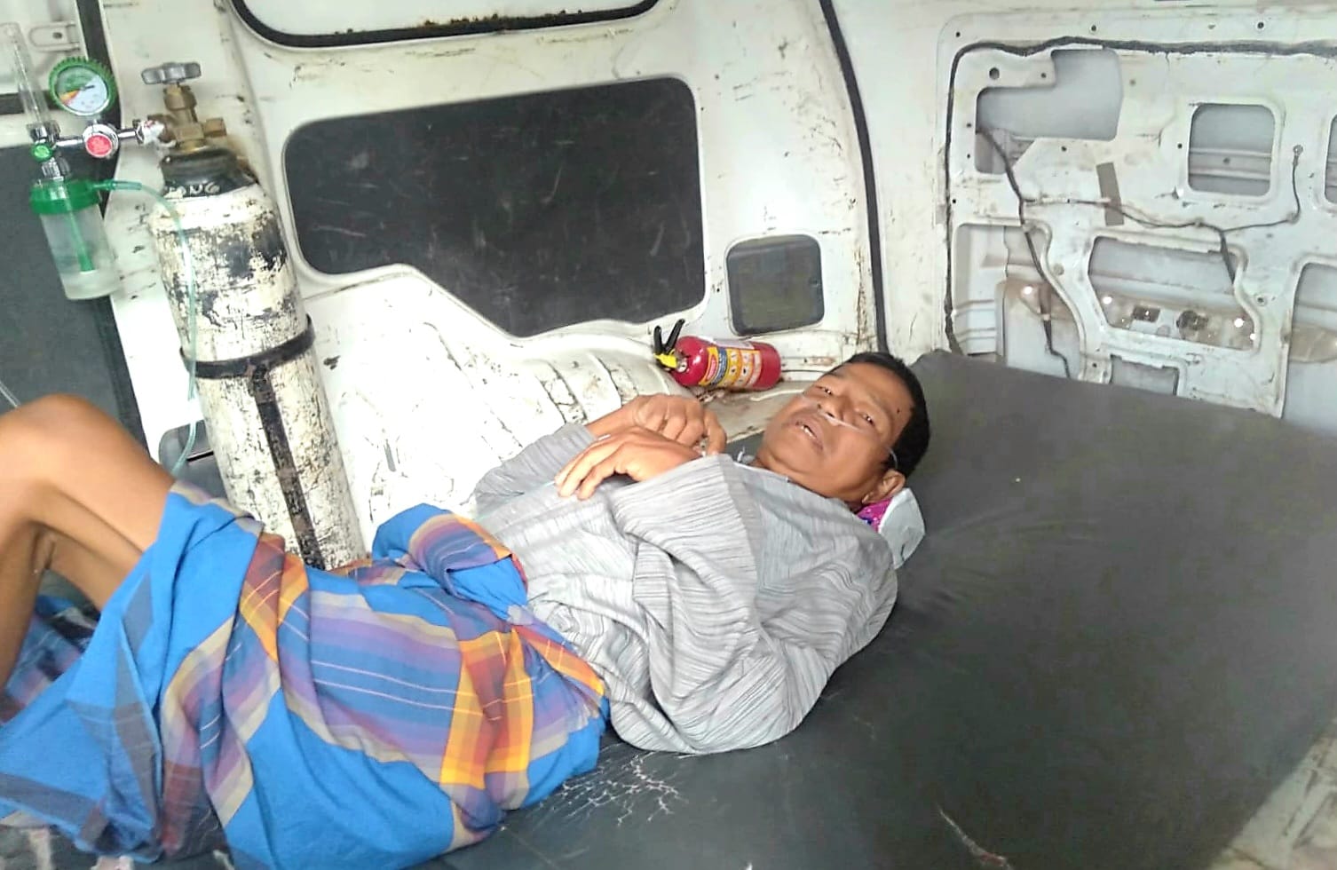 BUTUH PENANGANAN: Pasien asal Desa Buwun Mas terpaksa menunggu lebih lama lantaran mobil ambulans Puskesmas Sekotong yang merujuknya ke RSUD Tripat mogok, Kamis (10/4).