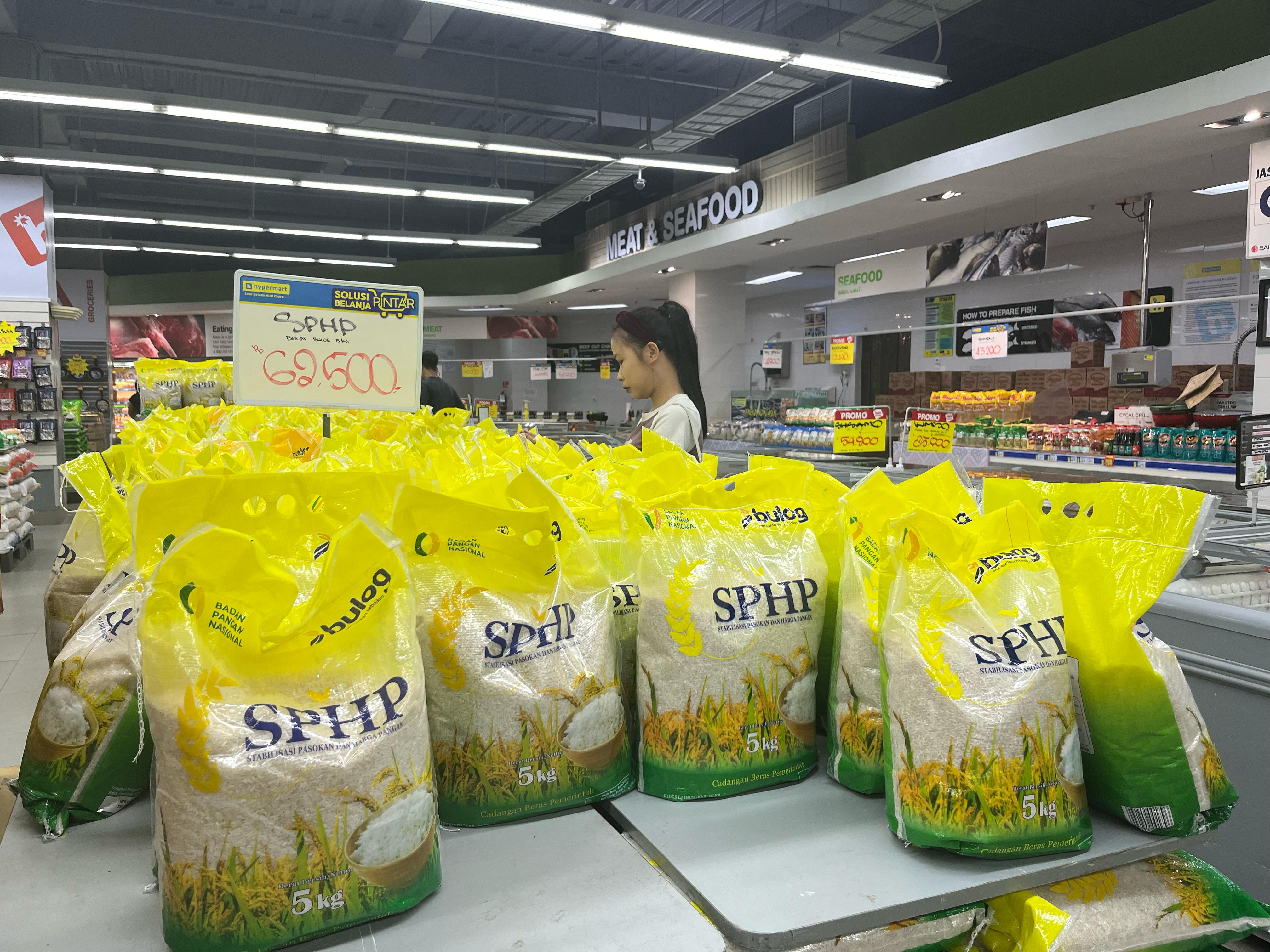 MASUK RITEL: Beras SPHP Bulog yang dijual di etalase Hypermart di Lombok Epicentrum Mall (LEM), beberapa waktu lalu.