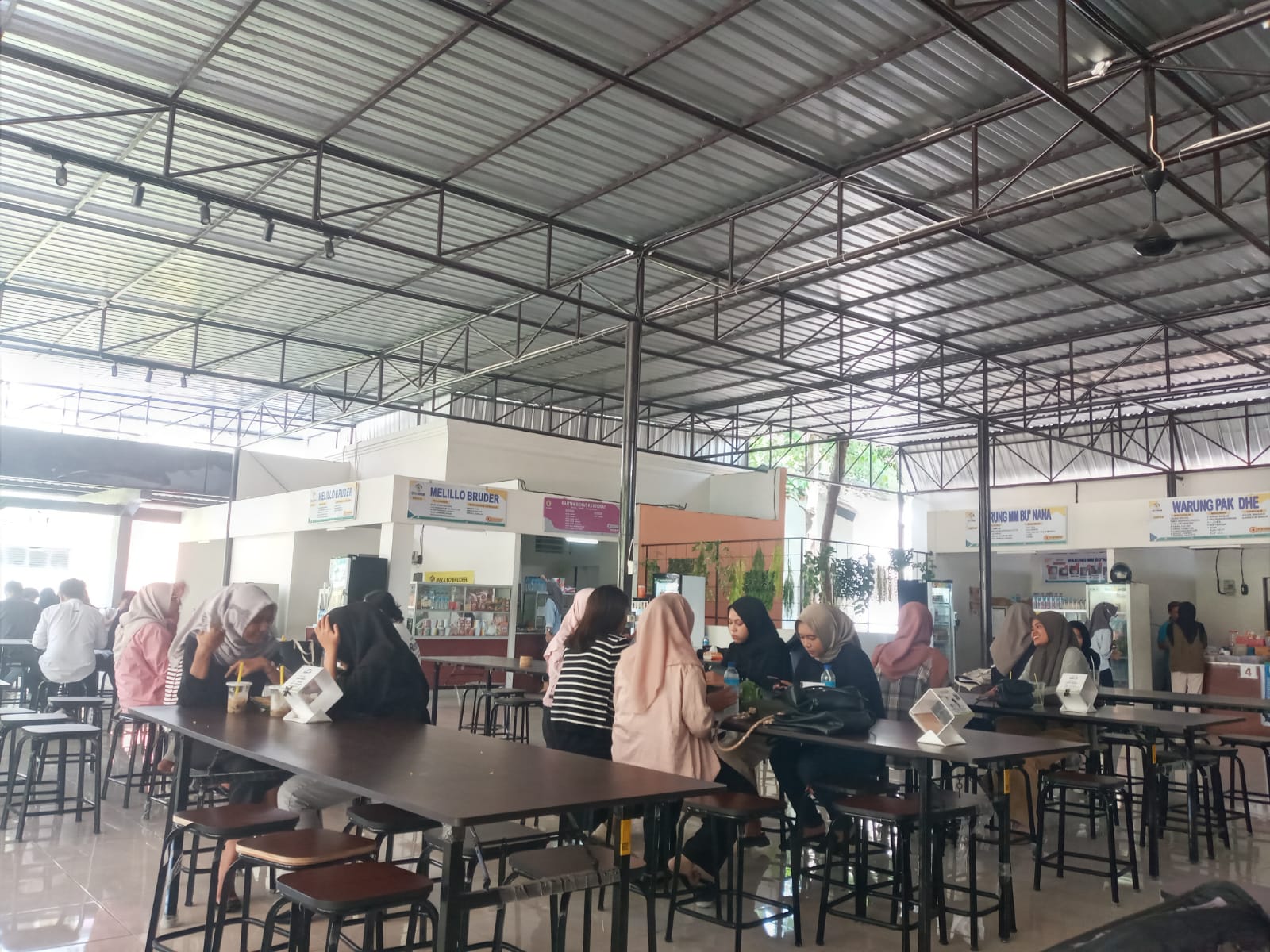 ISTIRAHAT: Sejumlah mahasiswa Unram memanfaatkan jam istirahat untuk makan di kantin kampus setempat, belum lama ini.