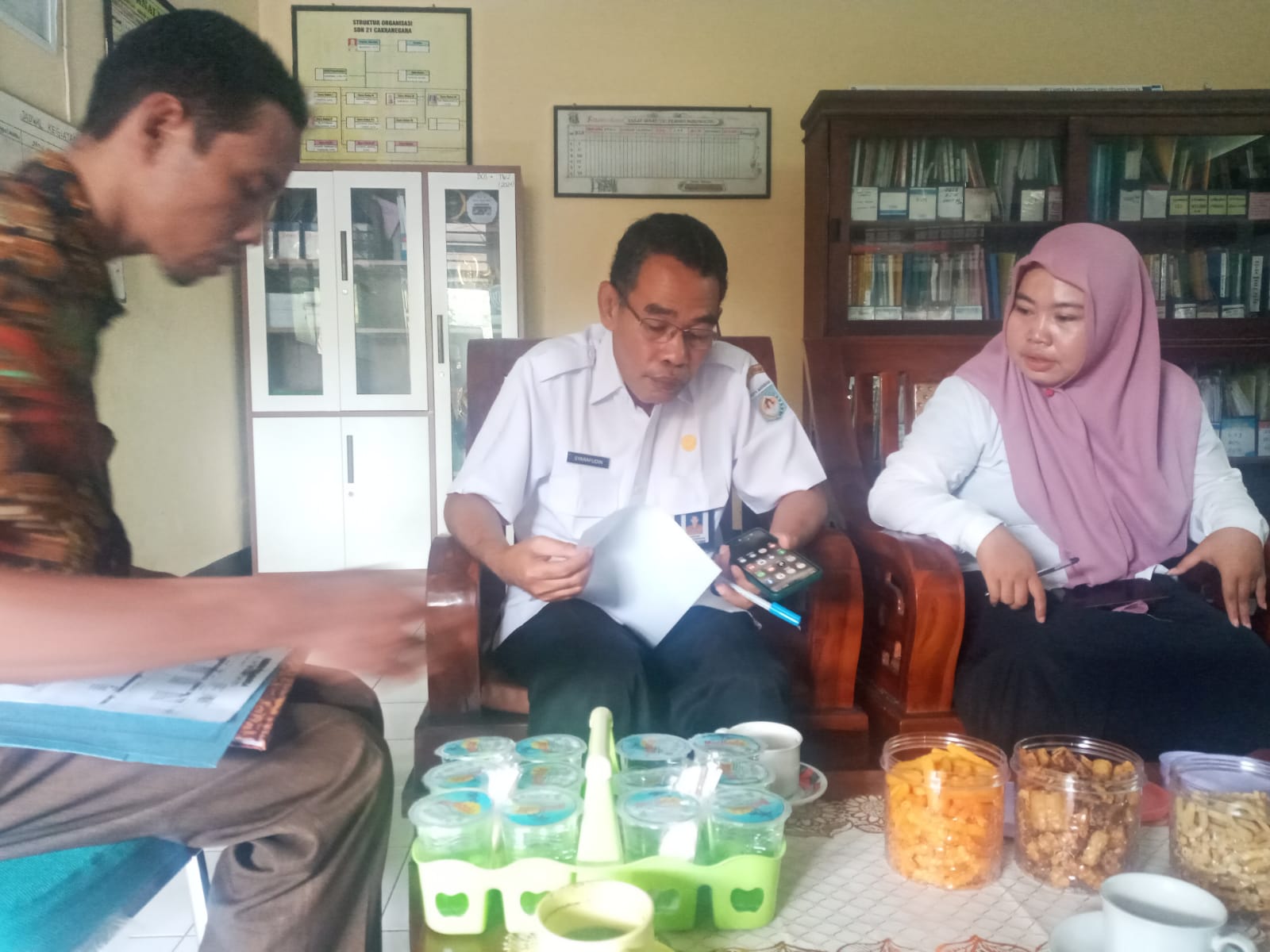 SIDAK: Tim Disdik Kota Mataram saat sidak tingkat kehadiran guru di SDN 21 Cakranegara, Rabu lalu (9/4). (Jay/Lombok Post)
