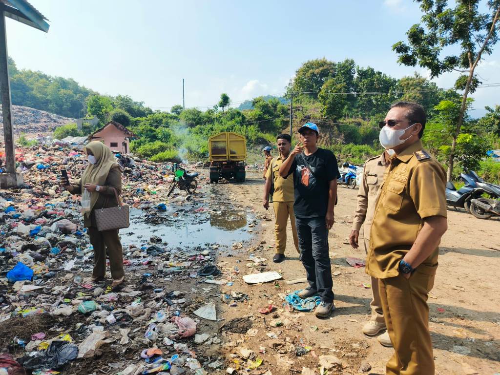 TINJAU: Wakil Wali Kota Bima Feri Sofiyan meninjau TPA Oimbo, Kecamatan Rasanae Timur, Kota Bima.