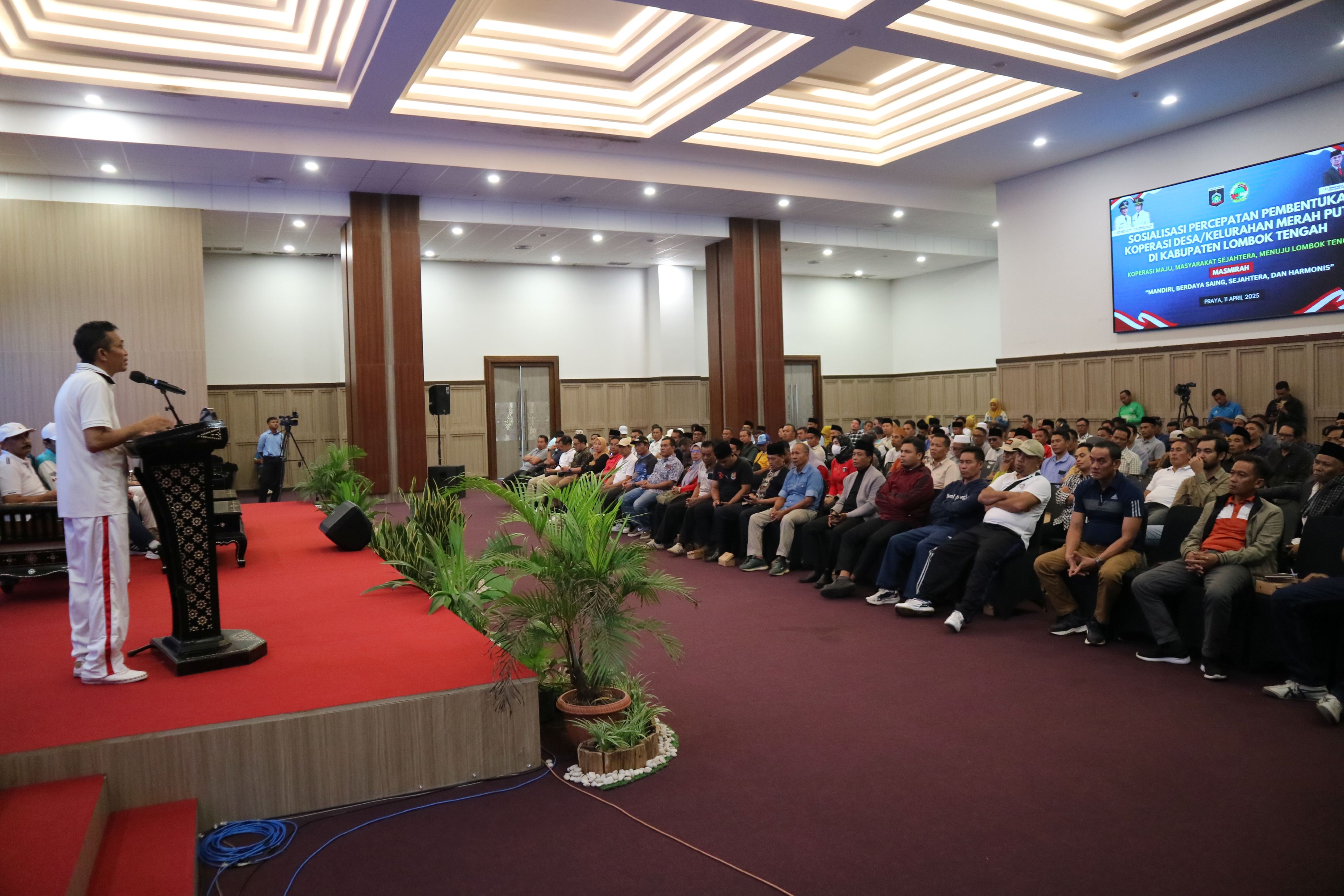 Ratusan kepala desa/kelurahan menghadiri kegiatan Sosialisasi Percepatan Pembentukan Koperasi Desa/Kelurahan di Lombok Tengah, ballroom kantor bupati, Jumat (11/4).