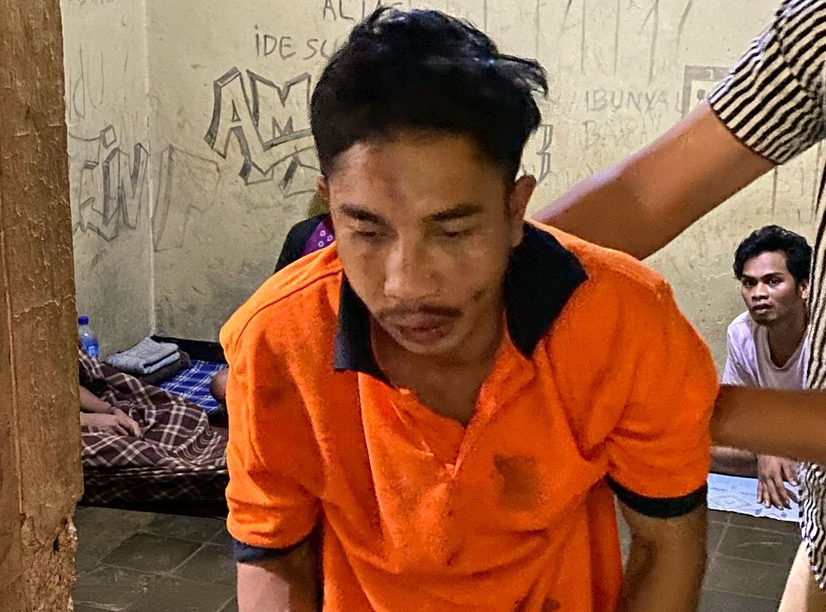 TAK BERKUTIK: Spesialis curanmor dan jambret berinisial M alias Peke dimasukkan ke dalam sel tahanan di Mapolsek Ampenan, Jumat (11/4).&nbsp;