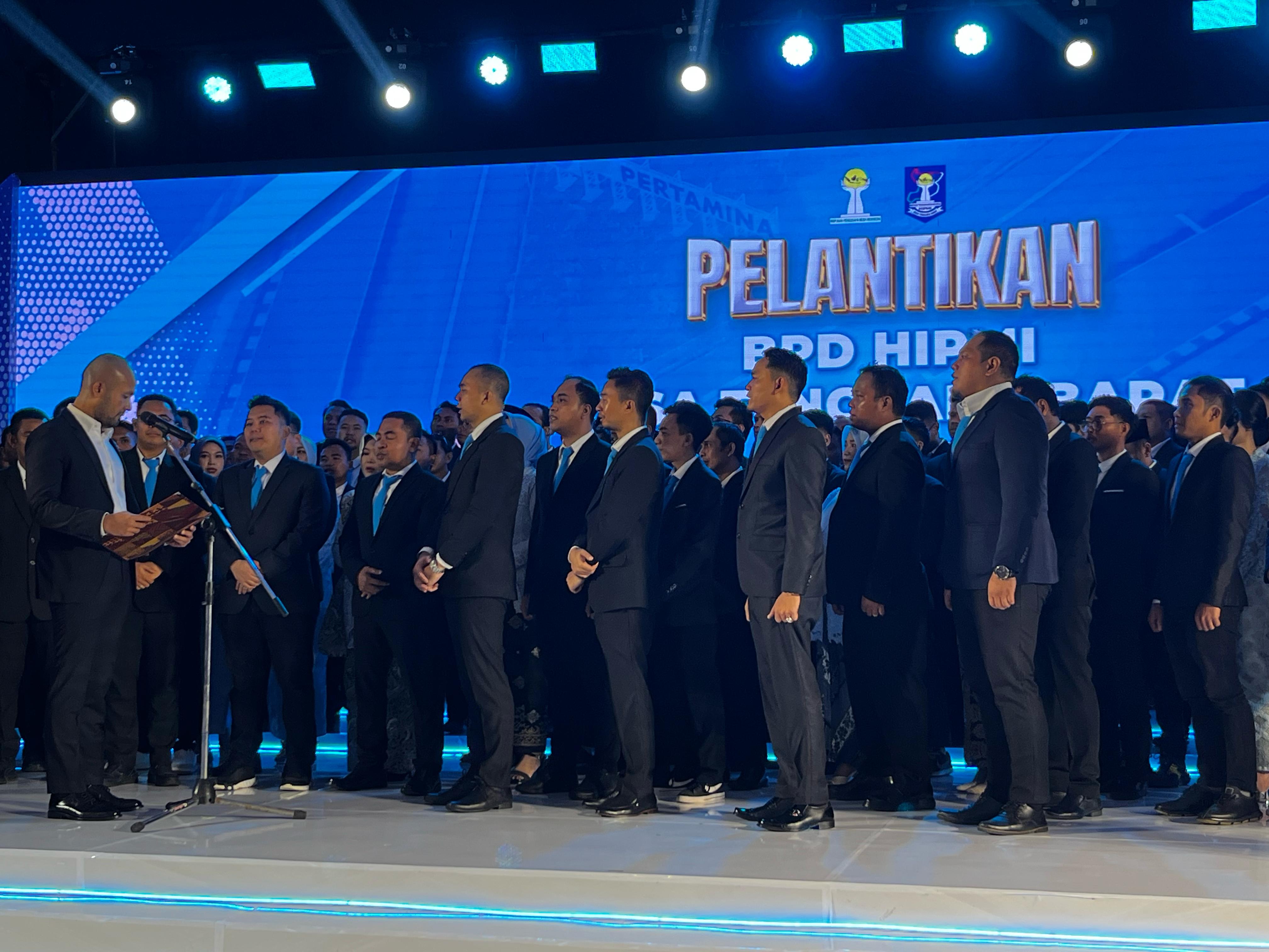DILANTIK: Ketua Umum BPP Hipmi Indonesia Akbar Himawan Buchori melantik pengurus BPD Hipmi NTB masa bakti 2025-2028, di salah satu hotel di Senggigi, Jumat (11/4).