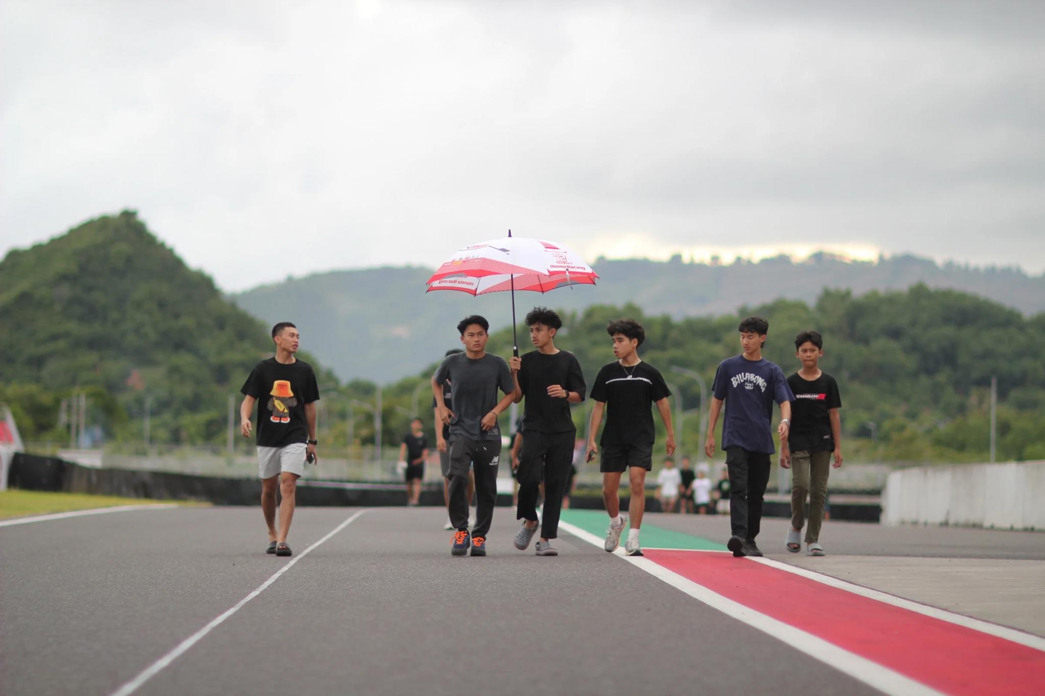 Sejumla starter track ffamiliarization mengelilingi sirkuit sebelum Kejurnas Mandalika Racing Series 2025 putaran pertama di Sirkuit Internasional Mandalika, Loteng, Kamis (10/4)