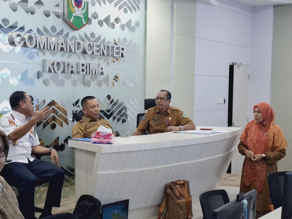 MANFAATKAN COMMAND CENTER: Wali Kota Bima HA Rahman H Abidin didampingi Kadis Kominfotik Mahfud saat memantau Command Center, belum lama ini.