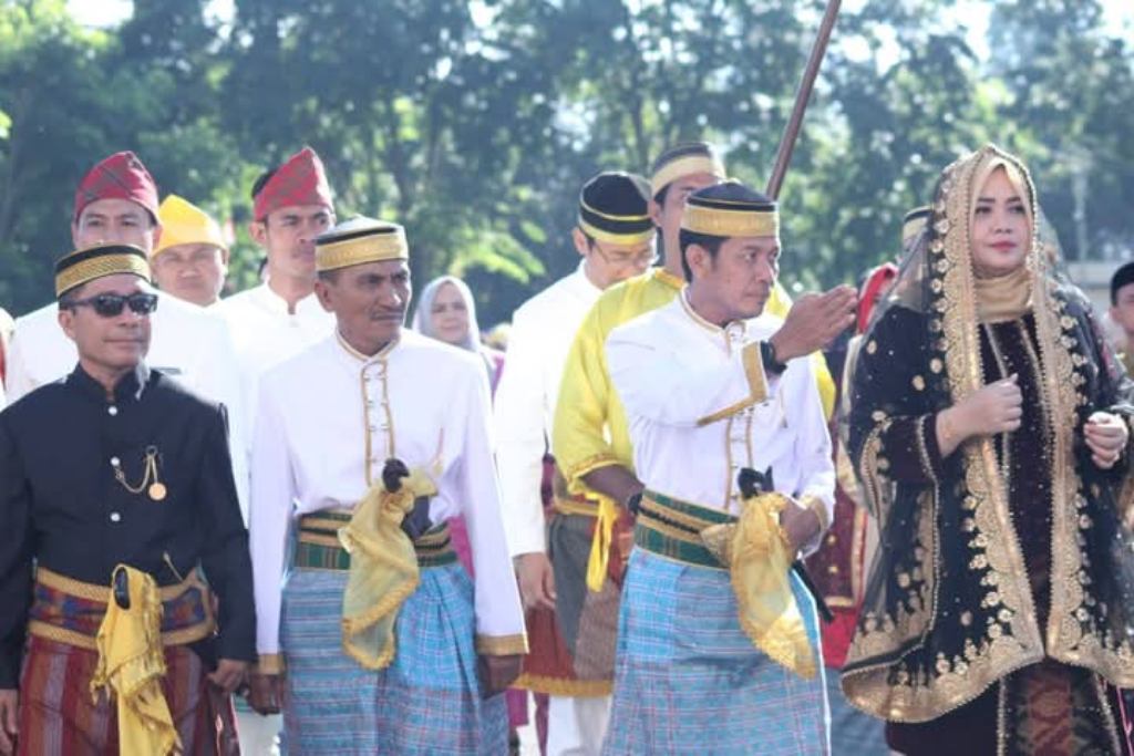 HUT DOMPU: Bupati Dompu Bambang Firdaus dan Wabup Syirajuddin bersama Wagub NTB Indah Dhamayanti Putri saat peringatan HUT Dompu ke-210, Jumat (11/4).