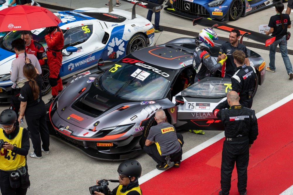 Suasana keseruan ajang GT World Challenge Asia 2025 di Sirkuit Internasional Sepang turut disaksikan langsung Direktur Utama MGPA Priandhi Satria, Sabtu (12/4).