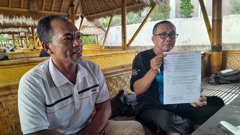 KONFERENSI PERS: Calon Ketua PMI Lombok Barat Tarmizi (kiri) bersama relawan PMI selaku panitia Muskab PMI Lalu Samsurizal saat memberikan keterangan kepada wartawan.