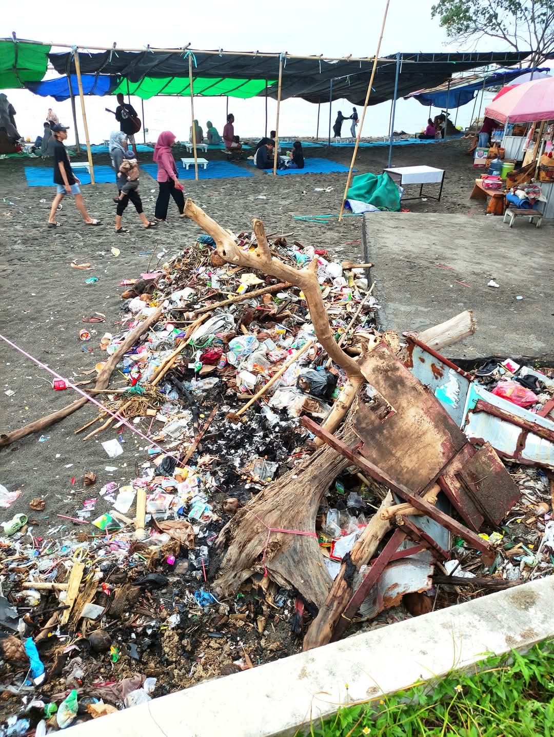 MENUMPUK: Sampah yang menumpuk di salah satu sudut pantai Loang Baloq, Selasa (8/4/2025).