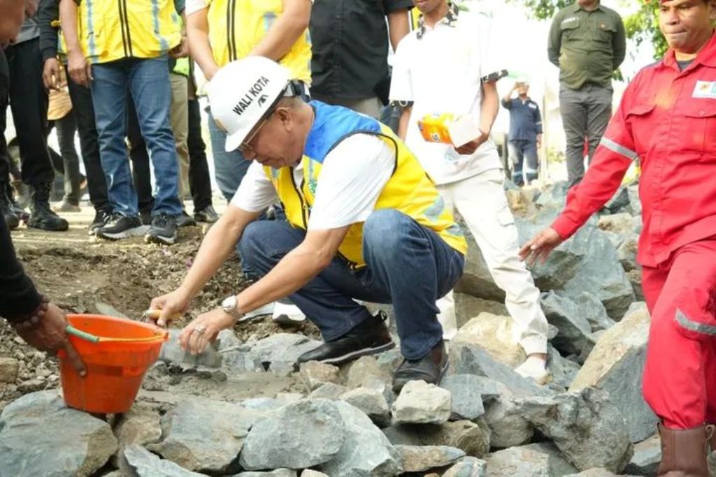 PELETAKAN BATU PERTAMA: Wali Kota Bima HA Rahman H Abidin meletakkan batu pertama proyek drainase primer dengan anggaran ratusan miliar, akhir pekan lalu.