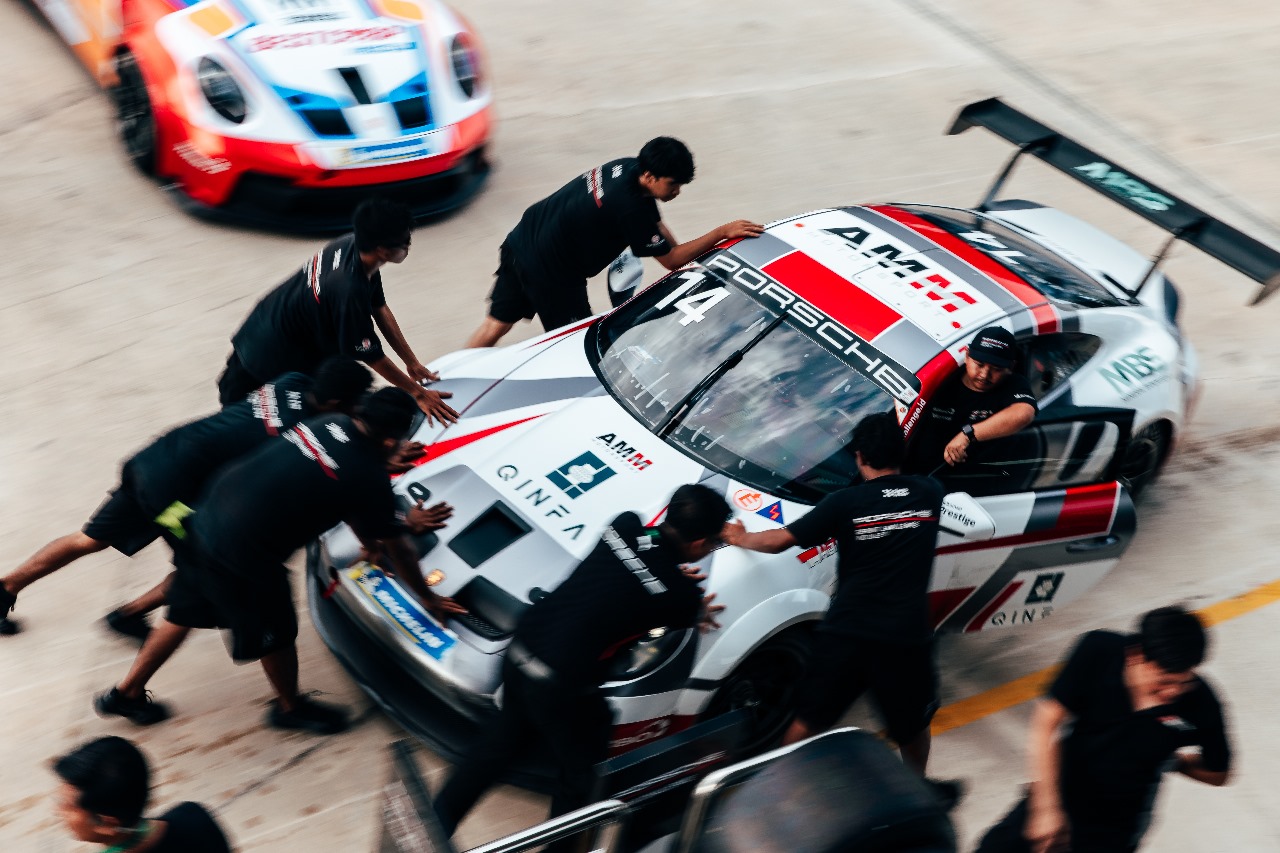 Empat mahasiswa dari Fakultas Teknik Unram diboyong Porsche Sprint Challenge Indonesia belajar ke Sirkuit Internasional Sepang, Malaysia, Sabtu (12/4) lalu.