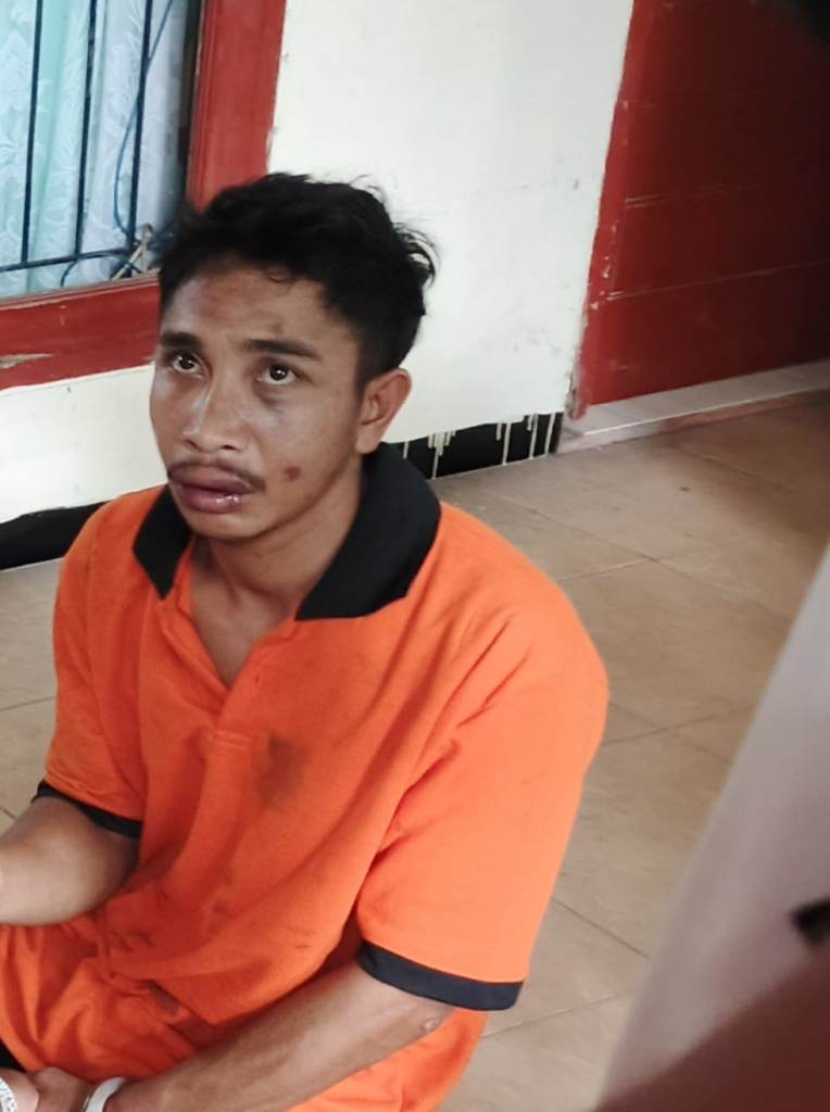 DIBORGOL: Pelaku curanmor dan jambret berinisial M alias Peke diborgol usai ditangkap polisi, akhir pekan lalu.