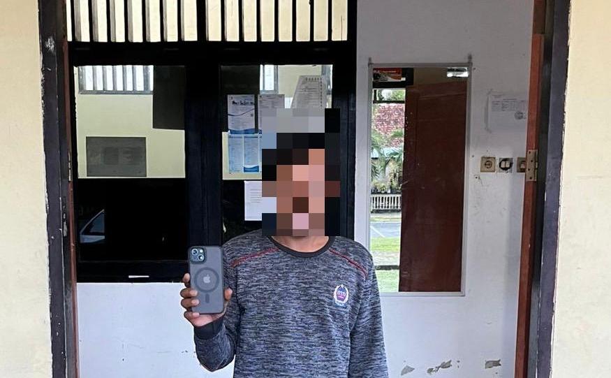 DITAHAN: Terduga pelaku pencurian berinisial S menunjukkan handphone yang dicurinya, Minggu (13/4).&nbsp;