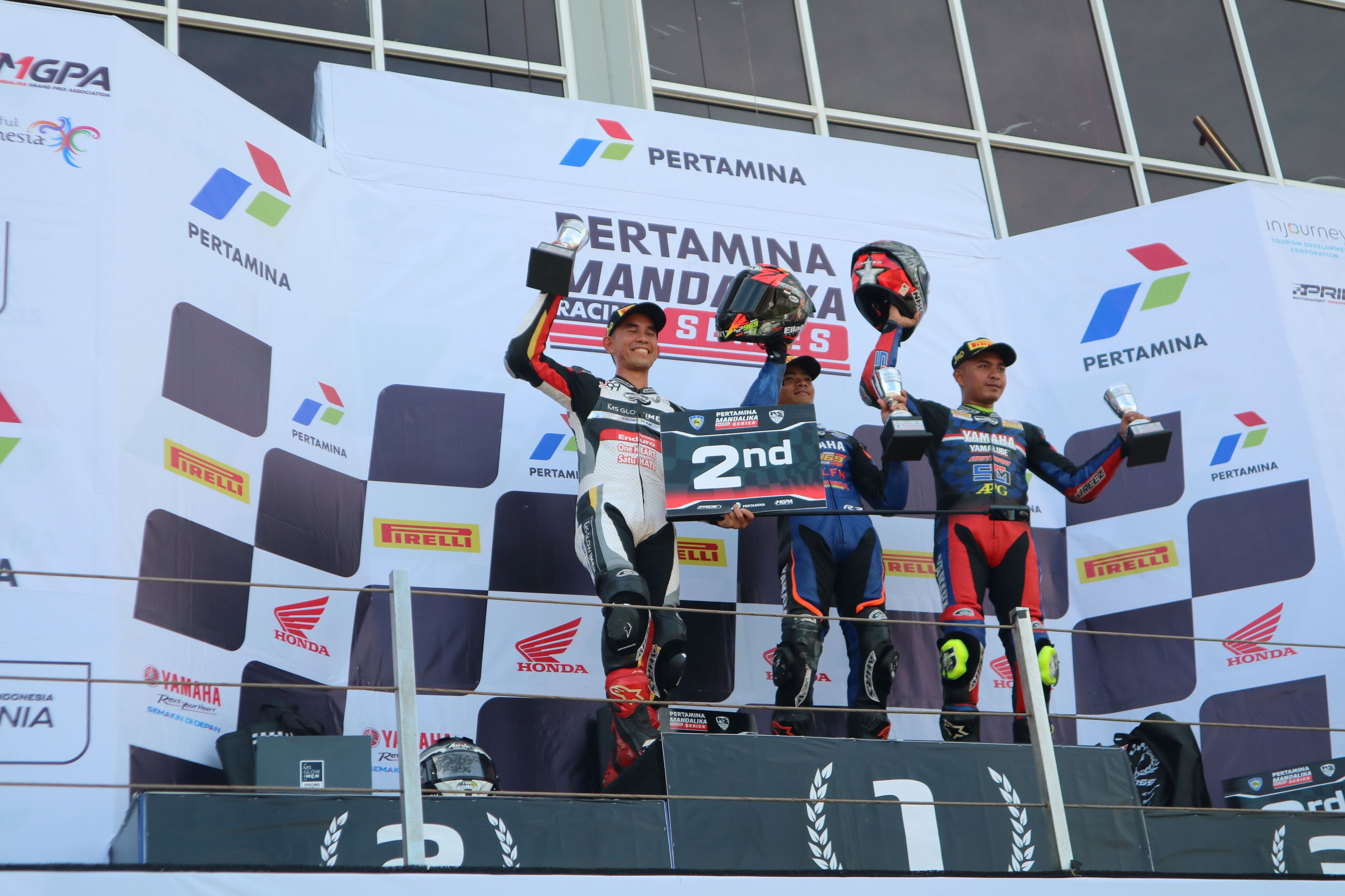 SENGIT: Ketiga juara pada kelas National Sport 250 CC race kedua ajang Mandalika Racing Series (MRS) 2025 berfoto berswafoto di atas podium Sirkuit Internasional Mandalika, Loteng (13/4).