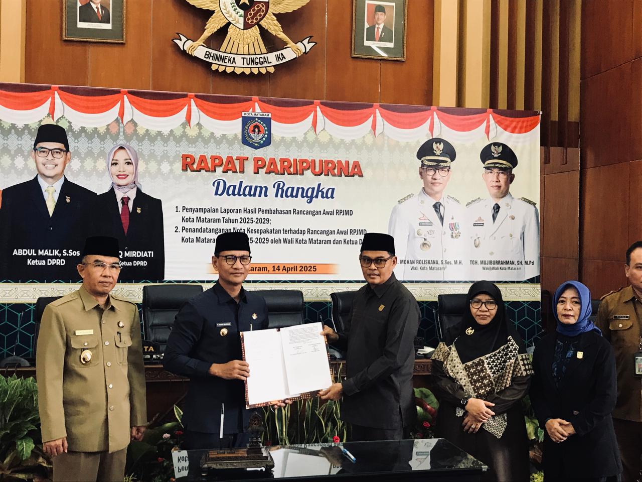 RESMI: Wali Kota Mataram Mohan Roliskana bersama Ketua DPRD Kota Mataram Abdul Malik, memperlihatkan nota kesepakatan rancangan RPJMD 2025-2029, Senin (14/4/2025).