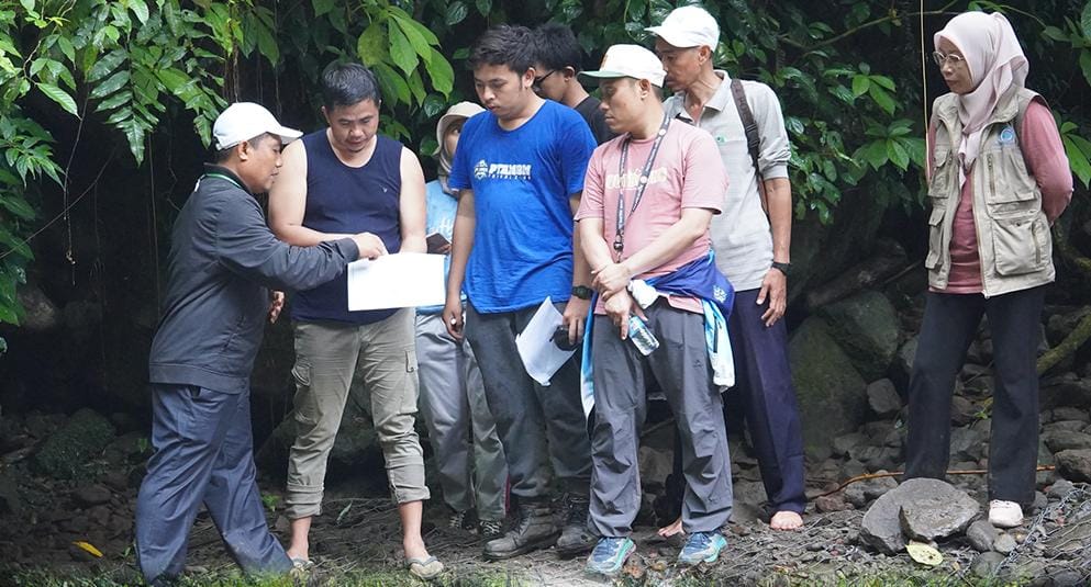 Dirut PT AMGM bersama jajarannya mengecek langsung sejumlah lokasi sumber  mata air perusahaan air minum milik Pemkab Lobar dan Pemkot Mataram tersebut.