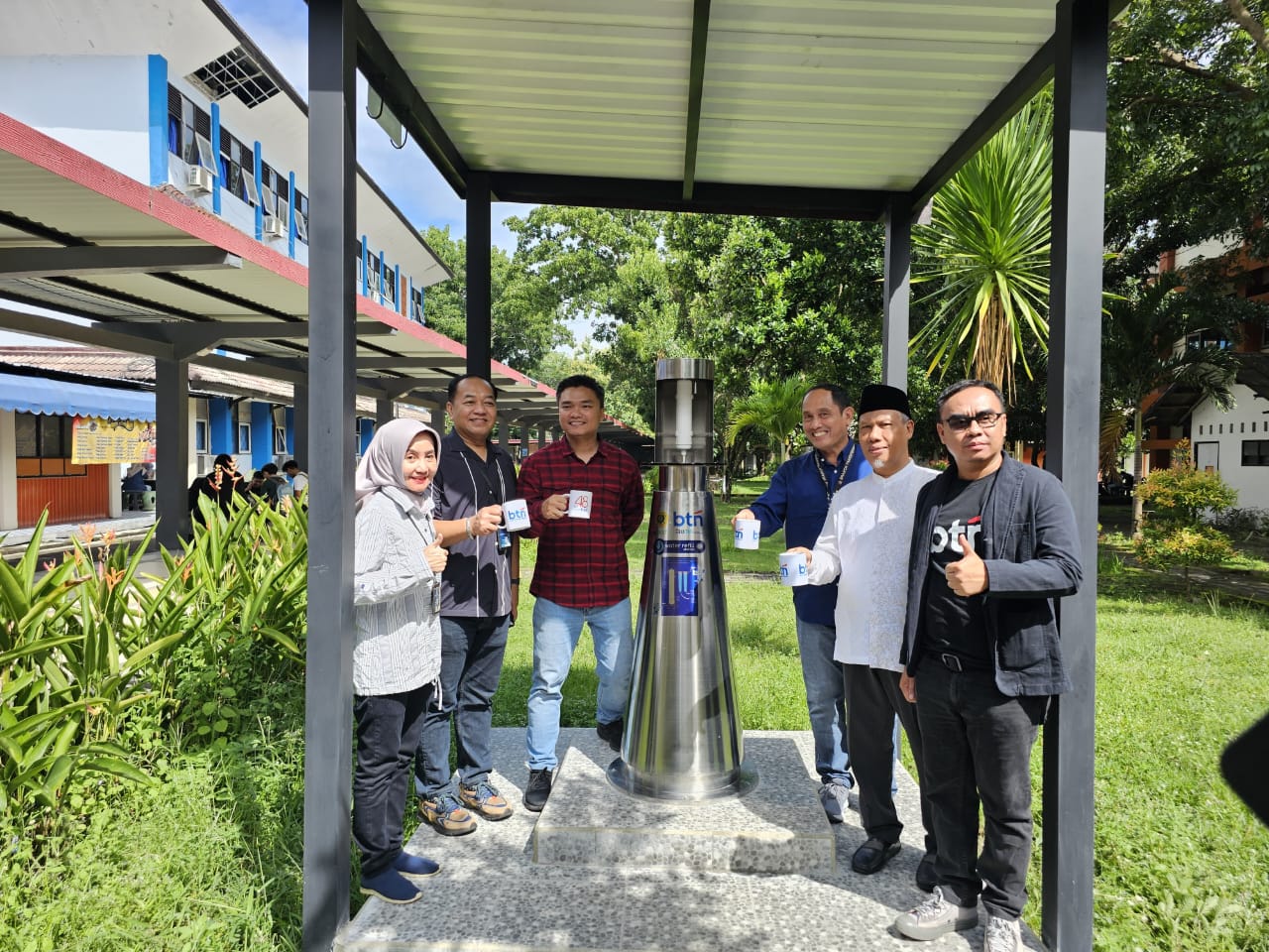 SIMBOLIS: Perwakilan BTN menyerahkan TJSL Water Refill Station ke Unram, beberapa hari lalu.