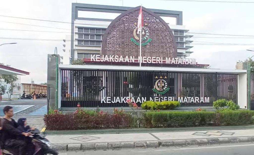 USUT BANSOS POKIR DEWAN: Seorang pengendara motor melintas di depan kantor Kejari Mataram, belum lama ini.
